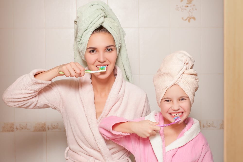 lehre Kinder, ihre Zähne zu putzen
