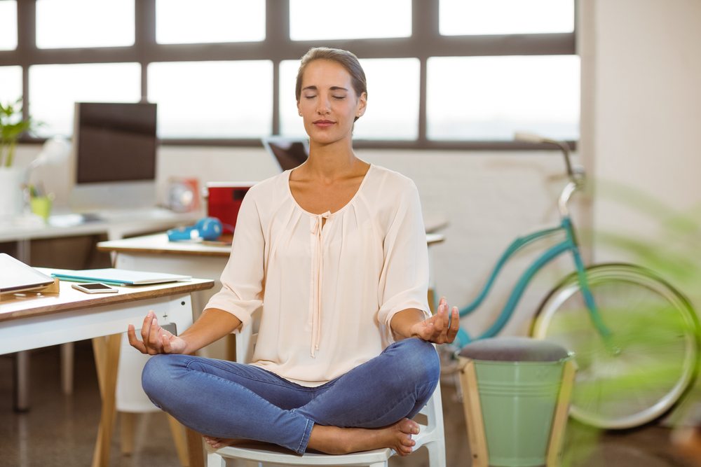 Yoga posiert beim Sitzen
