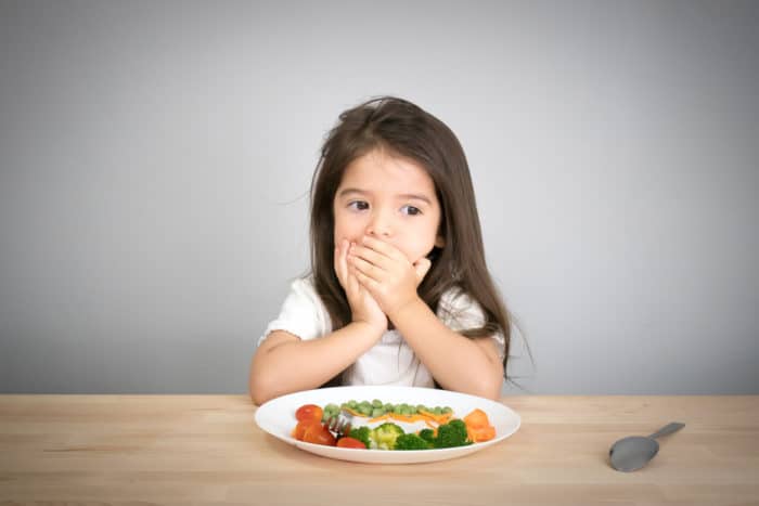 Kinder haben Probleme mit dem Essen, wenn sie krank sind