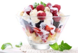 Obst mit Joghurt und Hafer