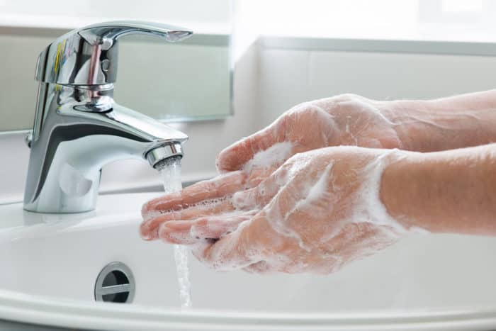 Waschen Sie die Hände danach von der Toilette