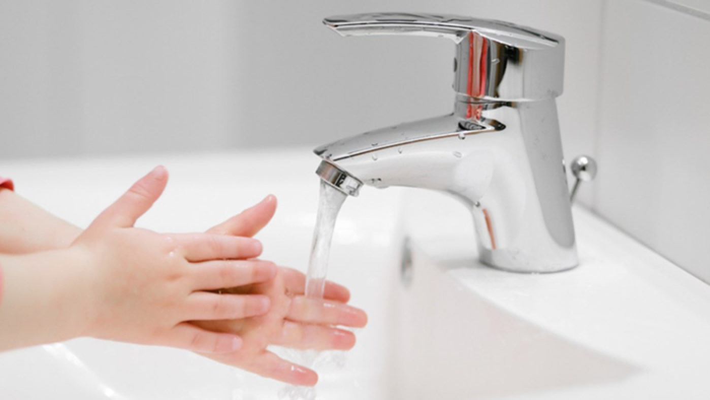 Hände mit fließendem Wasser waschen