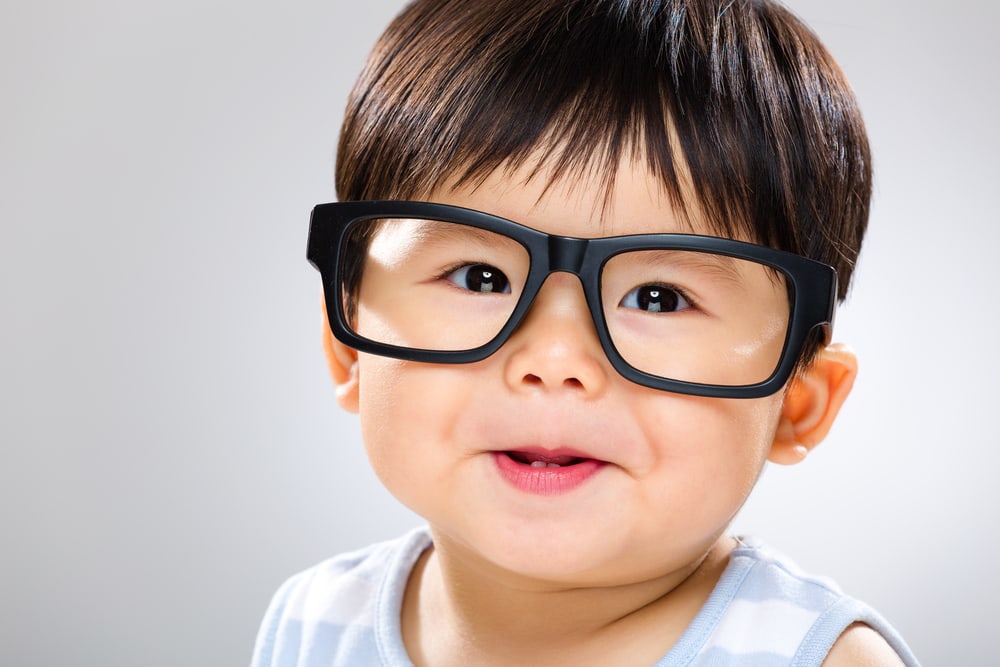 Kinder tragen eine Brille