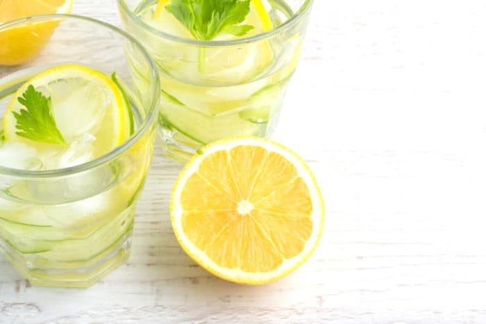 Zitronenwasser trinken