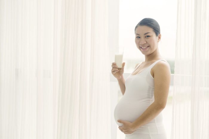 Schwangere trinken Milch