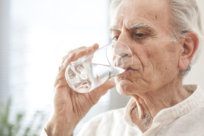 ältere Menschen trinken Wasser