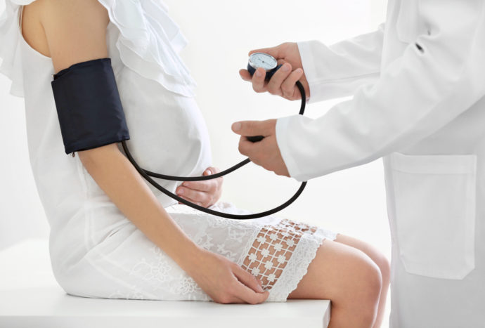 Kontrolle des Blutdrucks von schwangeren Frauen