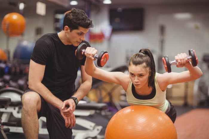 die Vorteile von persönlichen Trainern im Fitnessstudio