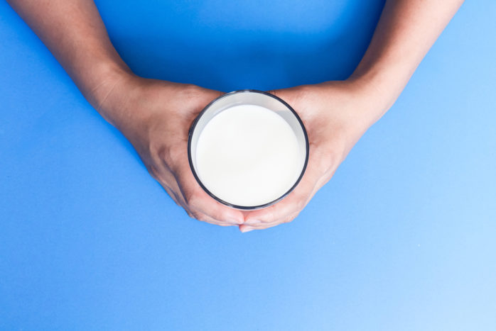 trinke Milch während einer Erkältung