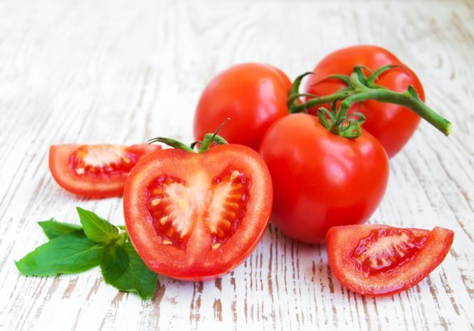 Tomaten sind die Vorteile von rotem Gemüse